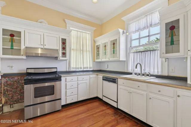 a view of room with hardwood floor and ceiling fan