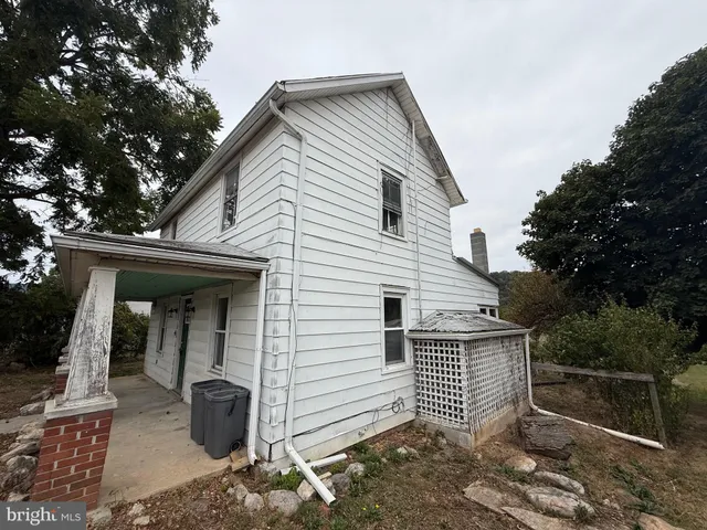a view of house with backyard and porch
