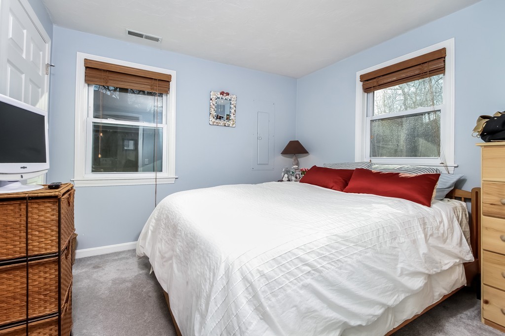 26 Knight's Point Road Plymouth, MA 02360 - Photo 5 of 12 Gallery Image 5
