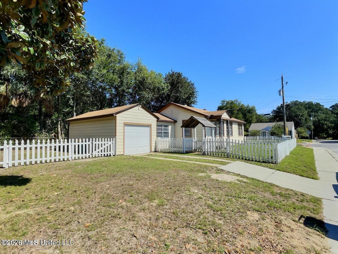 1076 Cherokee Street Biloxi, MS 39530 - Photo 6 of 25 20251010143938000645000000-o