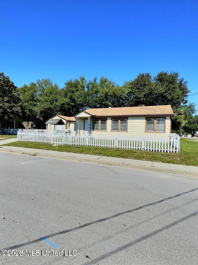 1076 Cherokee Street Biloxi, MS 39530 - Photo 7 of 25 20251010143938871182000000-o