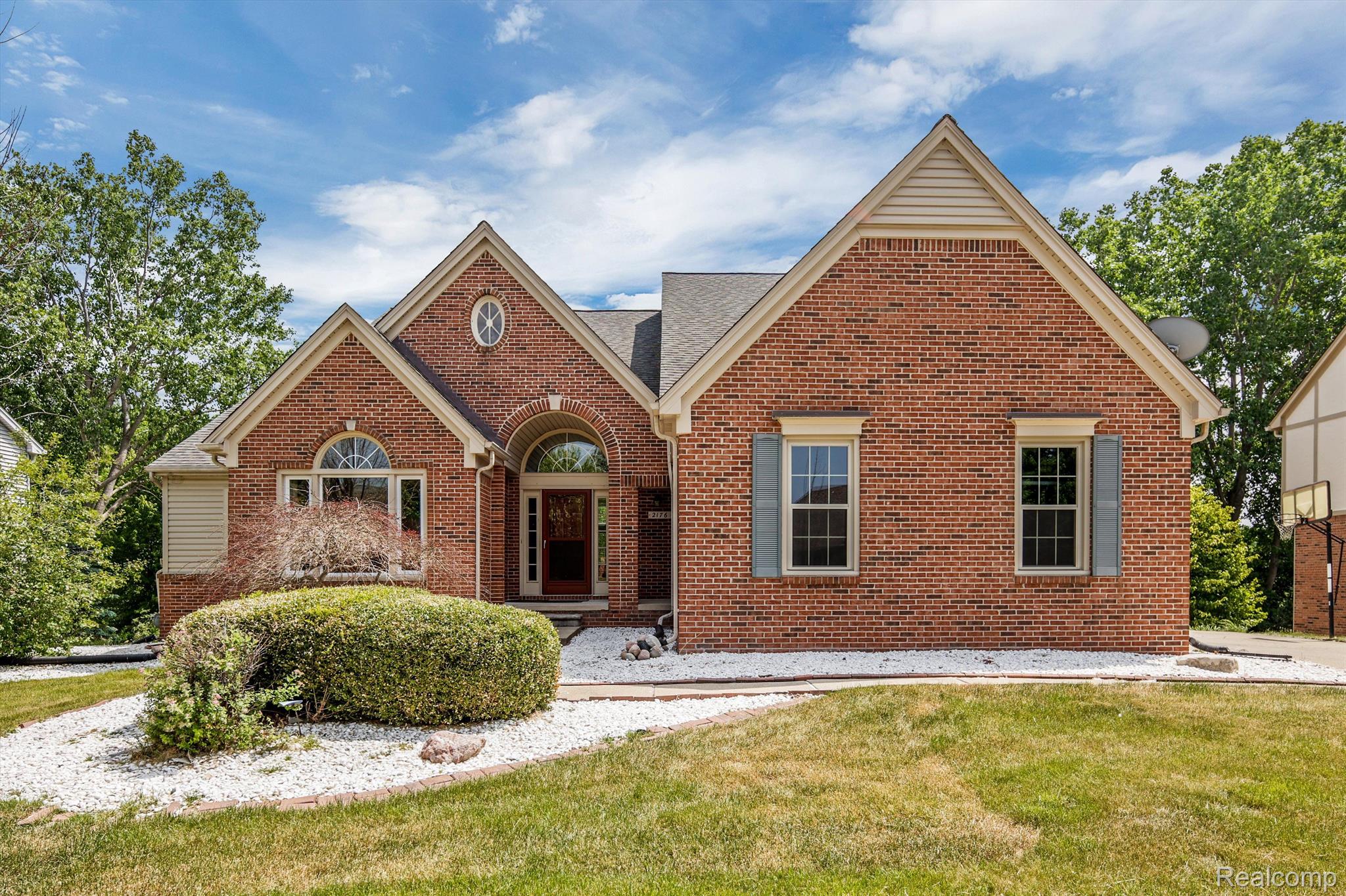 2176 Lakeside Road Troy, MI 48085 - Photo 3 of 49