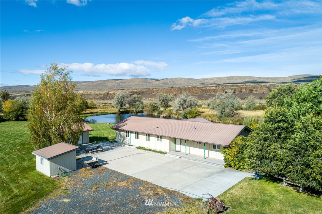 700 Coulee Meadows Road Waterville, WA 98858 - Photo 2 of 25 a view of a terrace with yard and mountain view in back