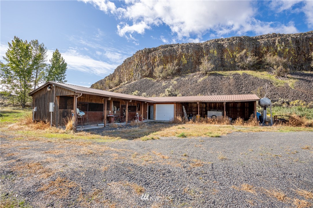 700 Coulee Meadows Road Waterville, WA 98858 - Photo 11 of 25 a view of a house with a yard