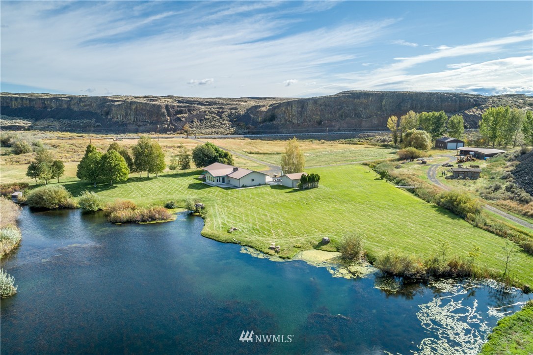 700 Coulee Meadows Road Waterville, WA 98858 - Photo 17 of 25 a view of a lake with houses