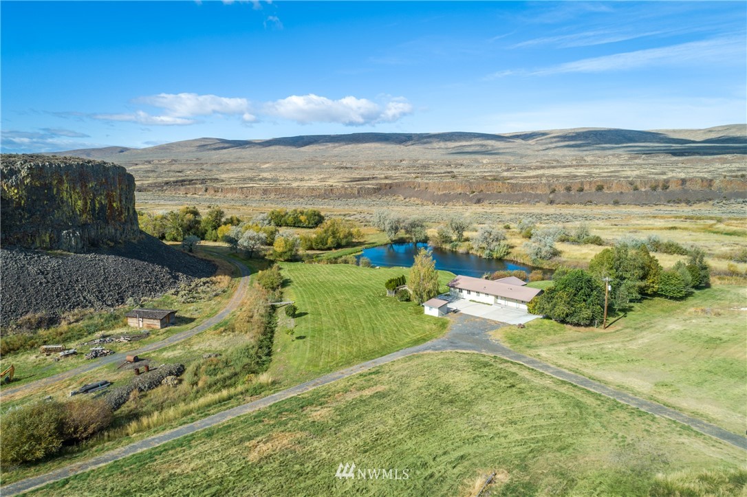 700 Coulee Meadows Road Waterville, WA 98858 - Photo 18 of 25 a view of an ocean and beach