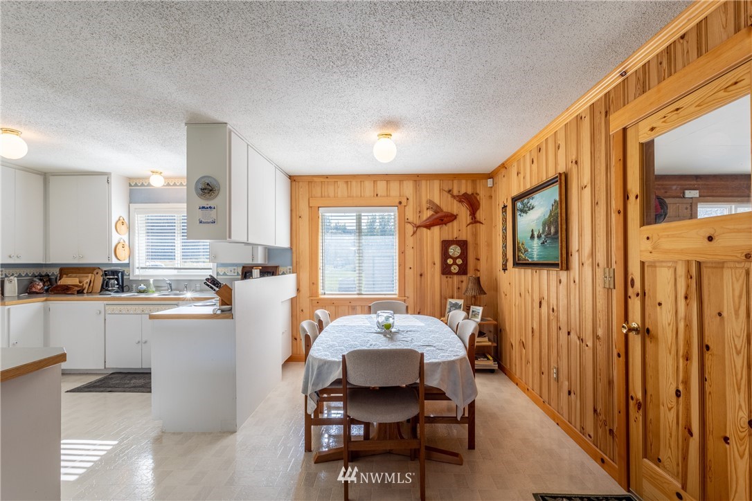 700 Coulee Meadows Road Waterville, WA 98858 - Photo 4 of 25 a very nice looking dining room with a large window