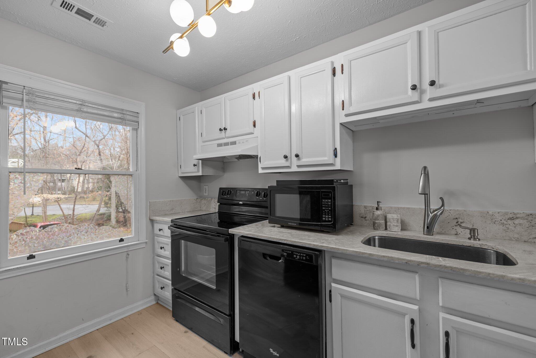 401 Oak Hollow Court Raleigh, NC 27613 - Photo 14 of 40 19-web-or-mls-5Z8A1071