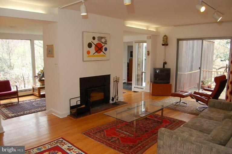 4623 Wilmslow Road Baltimore, MD 21210 - Photo 2 of 30 Living Room