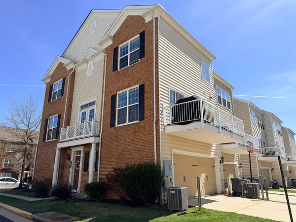 $685,000 | 25491 Amber Gate Terrace, Chantilly, VA 20152