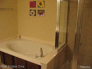 737 Telya Ridge, Unit 38 Milford, MI 48381 - Photo 22 of 25 Master Bath