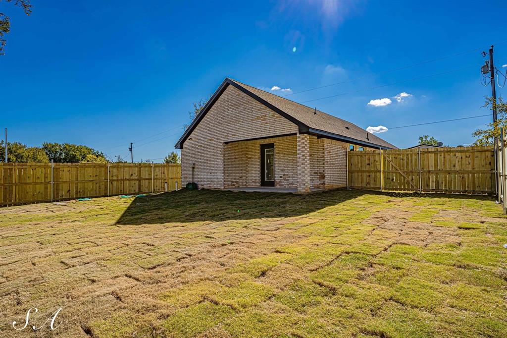 1610 Ridgeview Circle Granbury, TX 76048 - Photo 2 of 13 a view of backyard of house