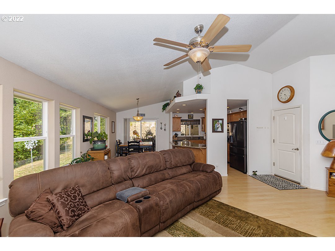 1613 Hogan Road Oakland, OR 97462 - Photo 12 of 32