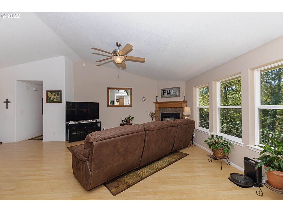 1613 Hogan Road Oakland, OR 97462 - Photo 13 of 32