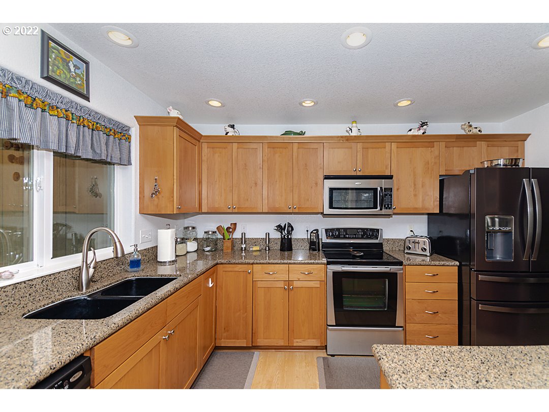 1613 Hogan Road Oakland, OR 97462 - Photo 15 of 32