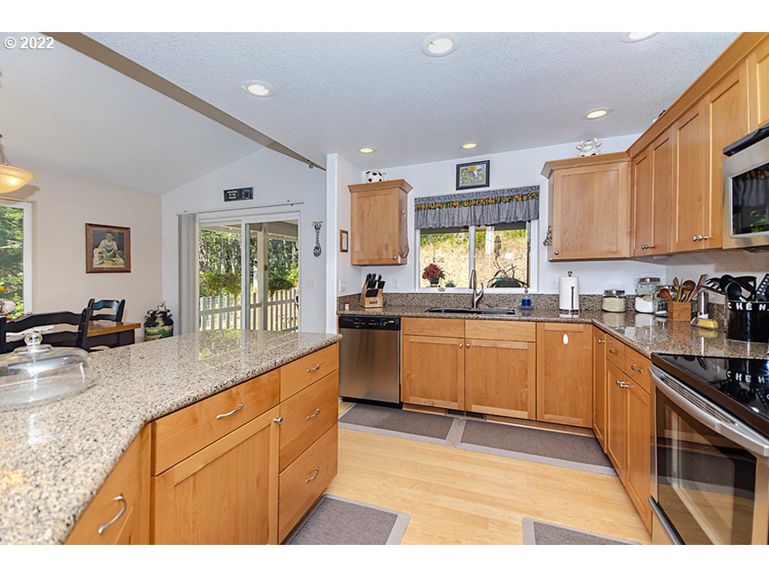 1613 Hogan Road Oakland, OR 97462 - Photo 16 of 32