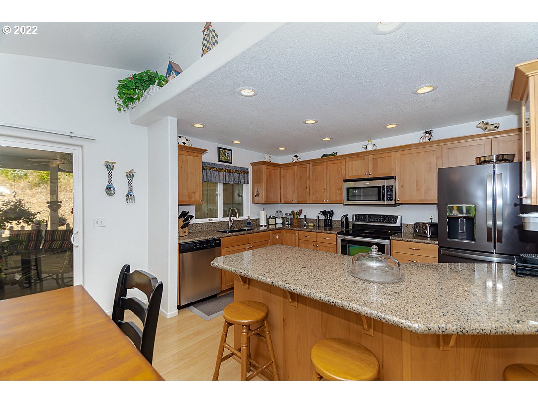 1613 Hogan Road Oakland, OR 97462 - Photo 17 of 32