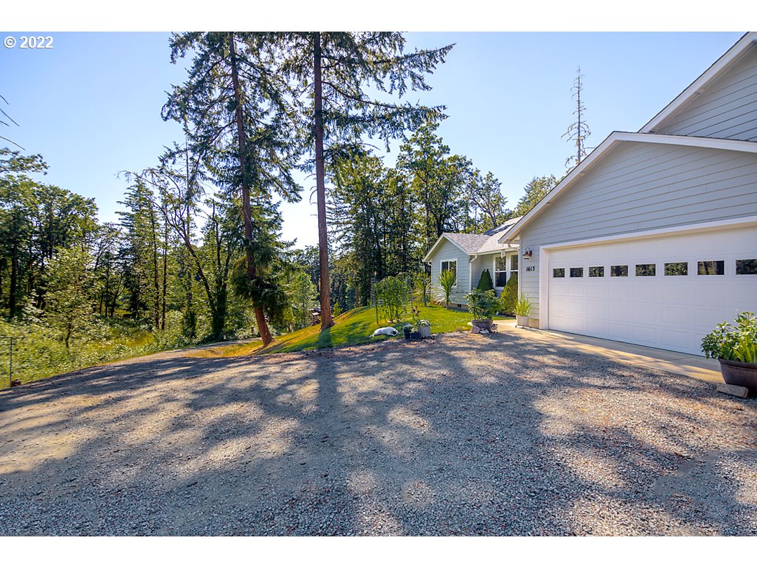 1613 Hogan Road Oakland, OR 97462 - Photo 3 of 32