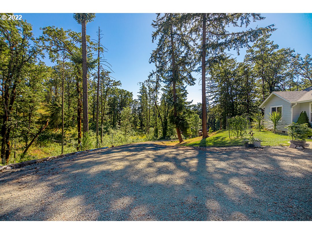 1613 Hogan Road Oakland, OR 97462 - Photo 4 of 32