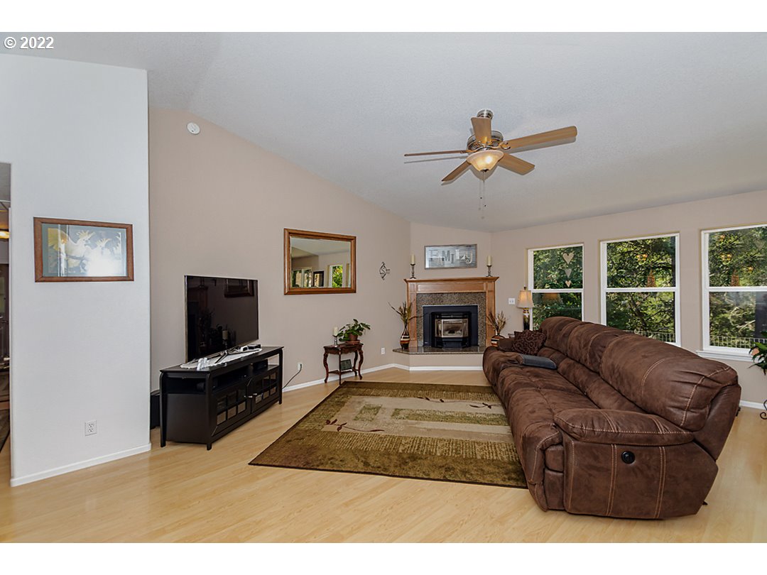 1613 Hogan Road Oakland, OR 97462 - Photo 8 of 32