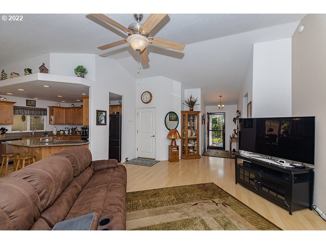 1613 Hogan Road Oakland, OR 97462 - Photo 9 of 32