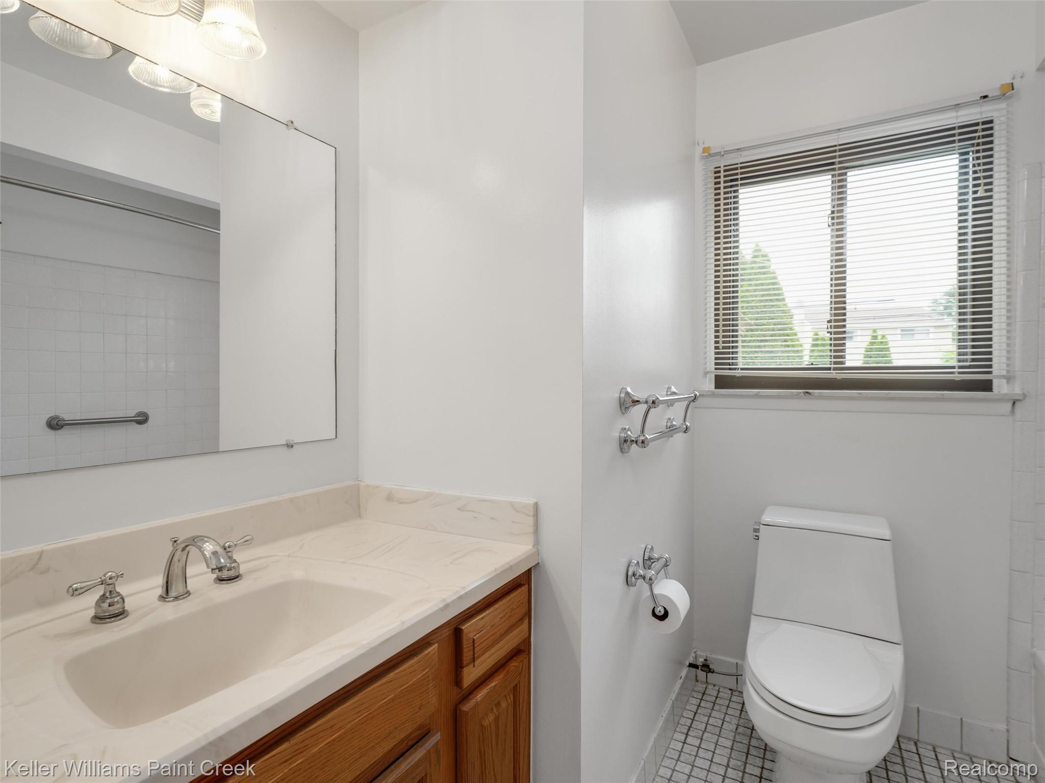 29720 Merrick Warren, MI 48092 - Photo 15 of 50 Nice Bathroom