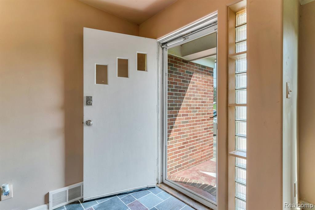 1233 East Cook Road Grand Blanc, MI 48439 - Photo 6 of 32