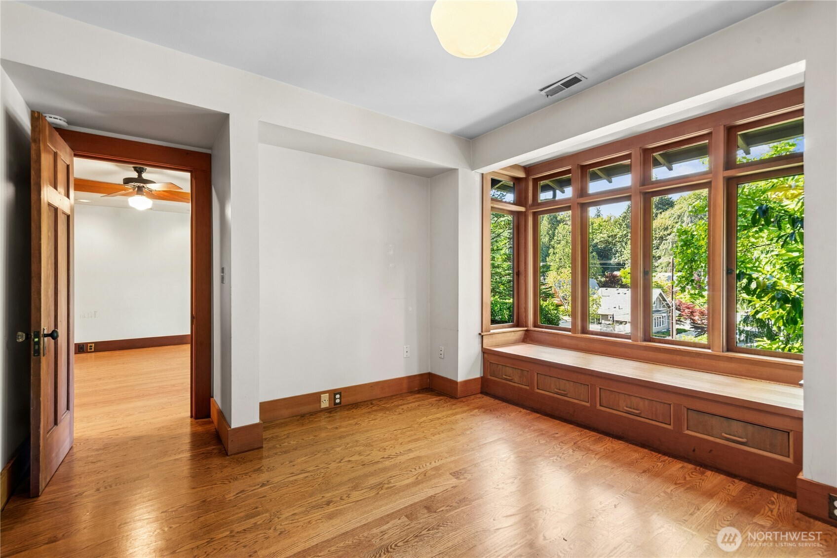 2077 East Howe Street Seattle, WA 98112 - Photo 22 of 26