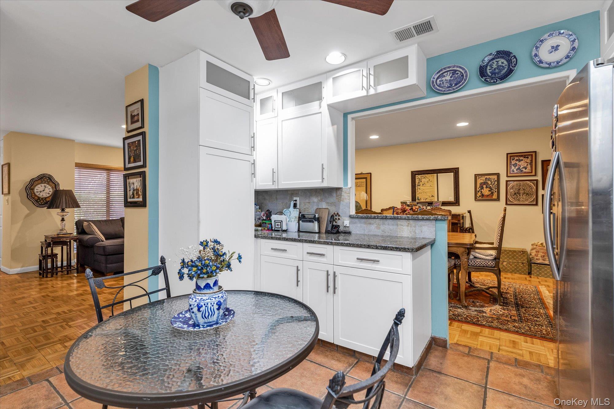 15 Spring Hollow Road Roslyn, NY 11576 - Photo 12 of 30 a kitchen with a table and chairs