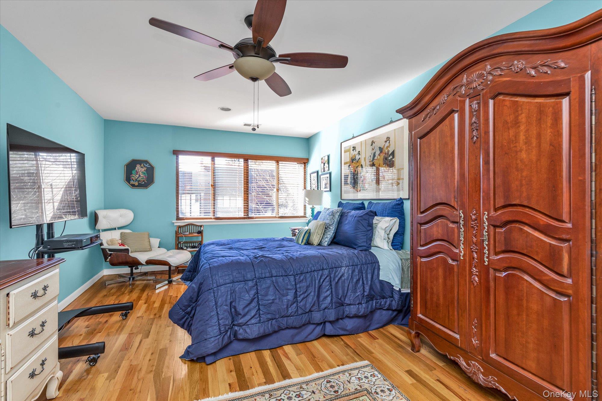 15 Spring Hollow Road Roslyn, NY 11576 - Photo 15 of 30 a bedroom with a large bed and a window