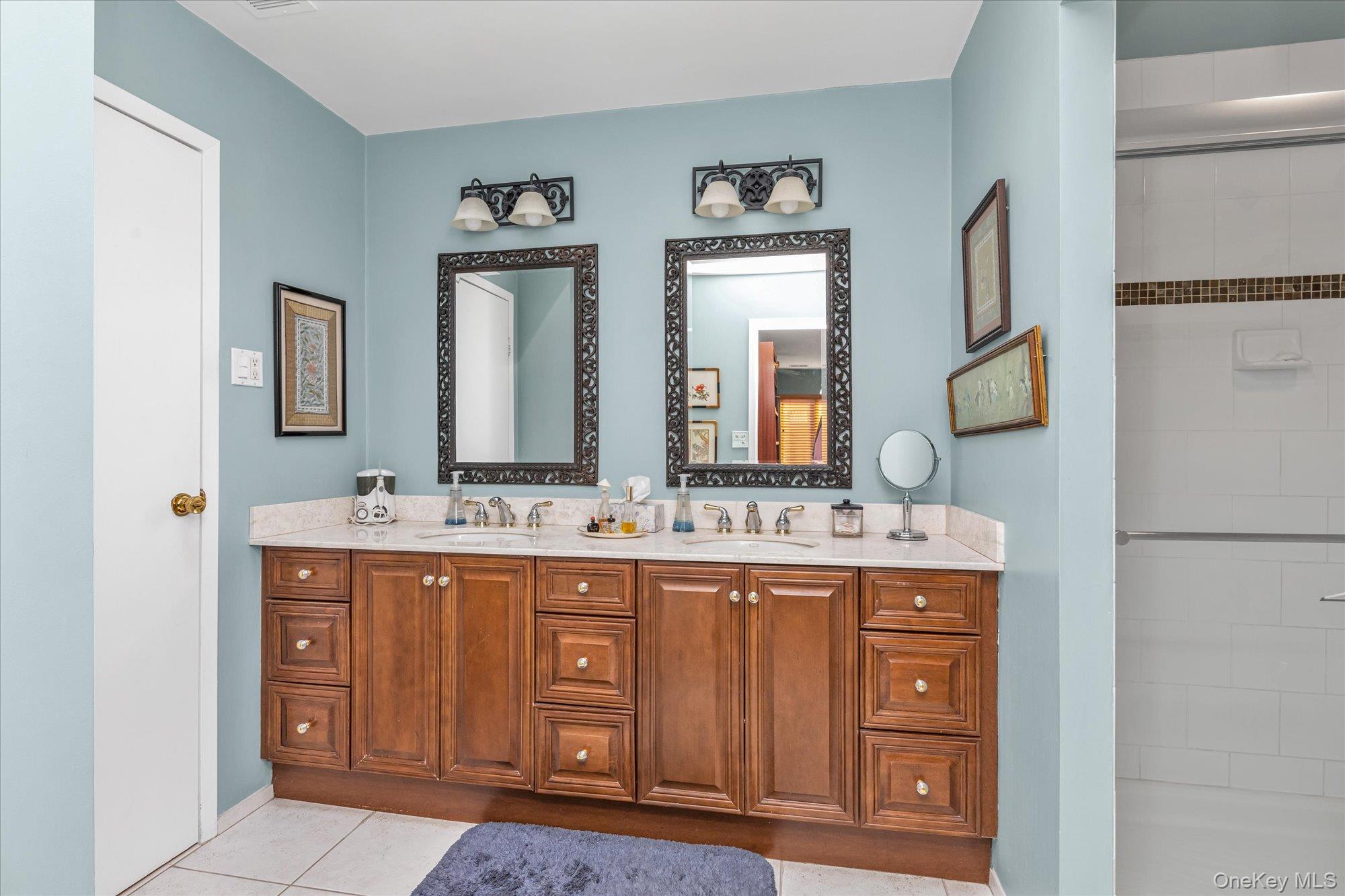 15 Spring Hollow Road Roslyn, NY 11576 - Photo 17 of 30 a spacious bathroom with a double vanity sink and a mirror