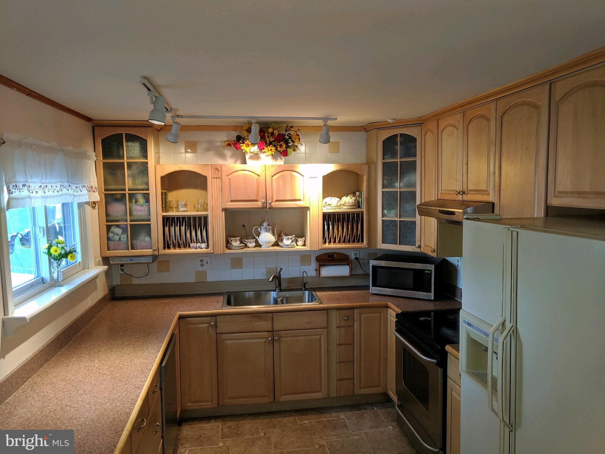 38 Trail Road Levittown, PA 19056 - Photo 7 of 29 Gallery Image 7