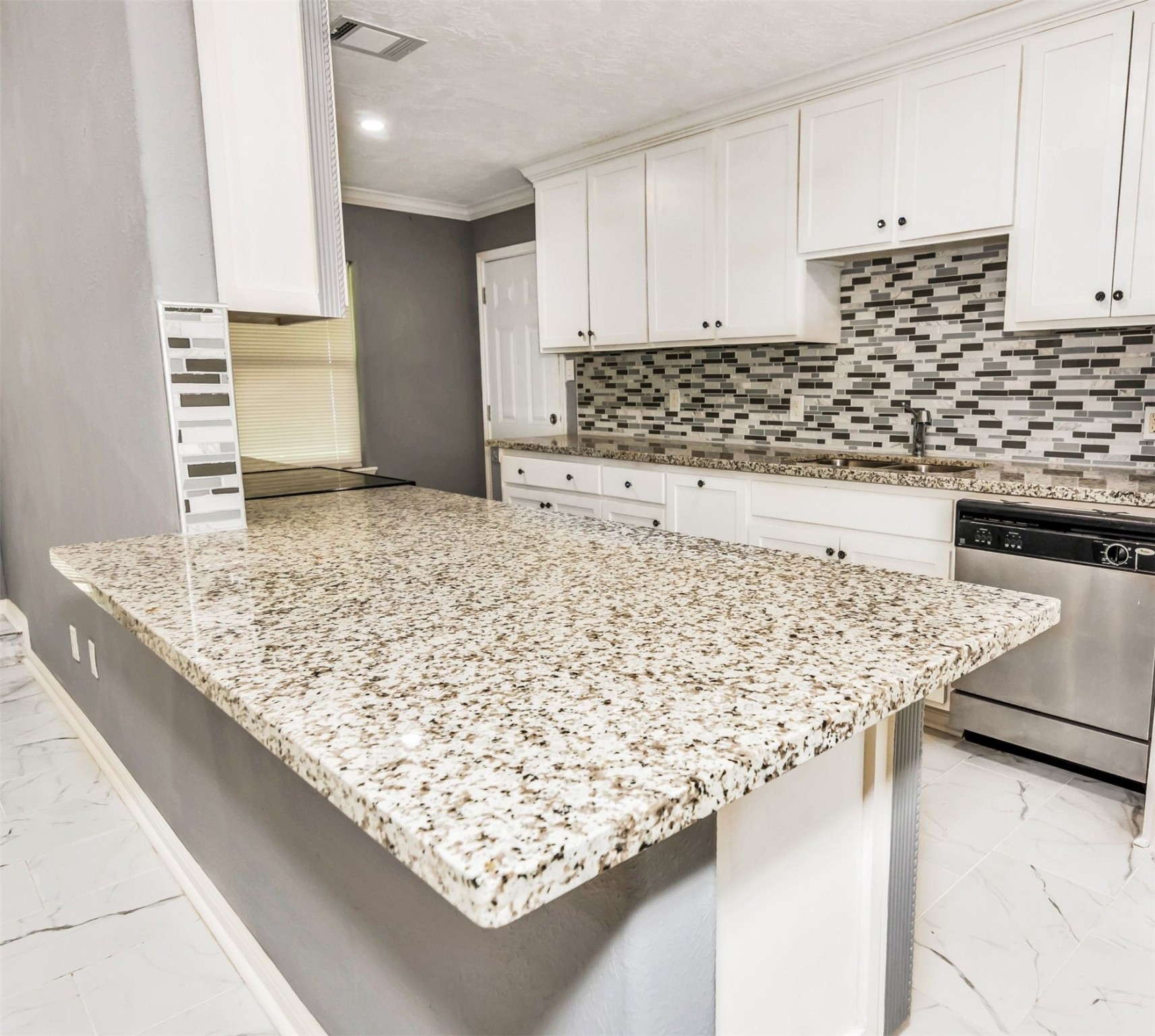 481 County Road 2084 Liberty, TX 77575 - Photo 8 of 21 Great size breakfast bar, granite, and back splash for entertaing.