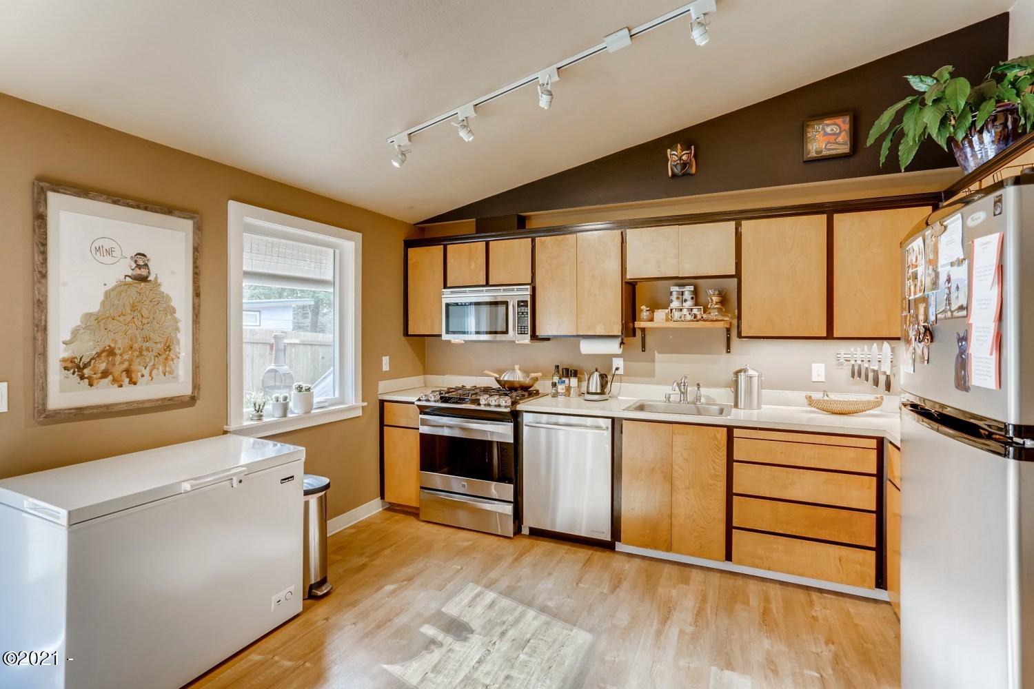 6516 Southwest Taylors Ferry Road Tigard, OR 97223 - Photo 9 of 28 6516 SW Taylors Ferry Rd Tigard OR - Web