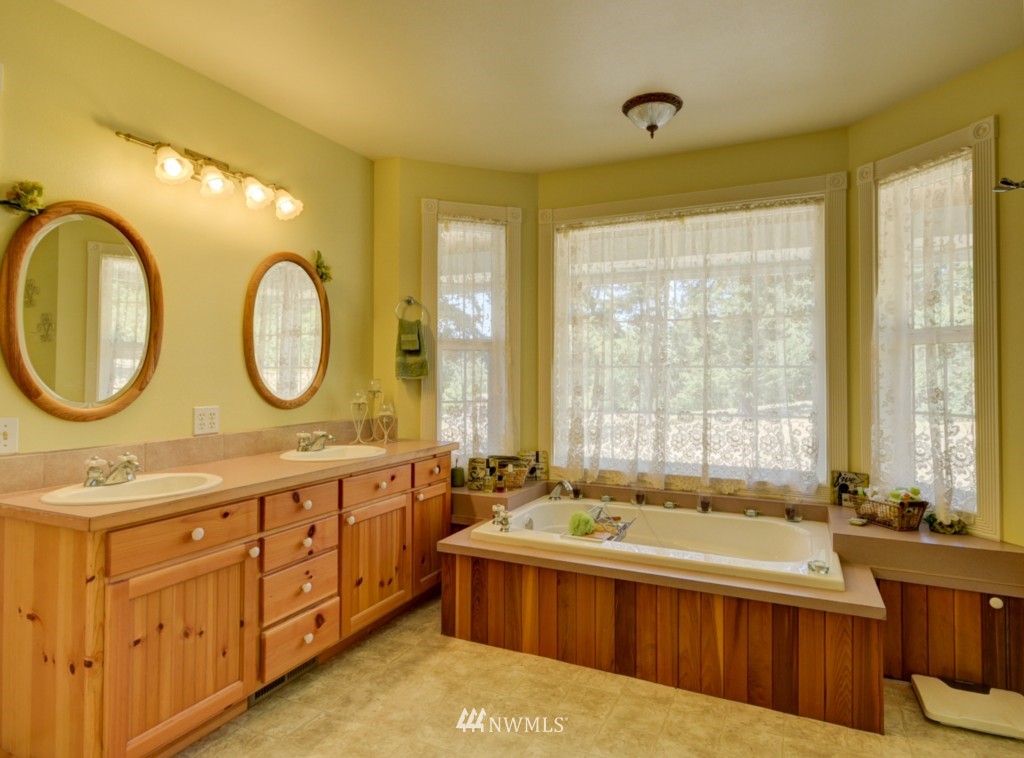 4650 Moran Road Oak Harbor, WA 98277 - Photo 12 of 25 Gallery Image 12