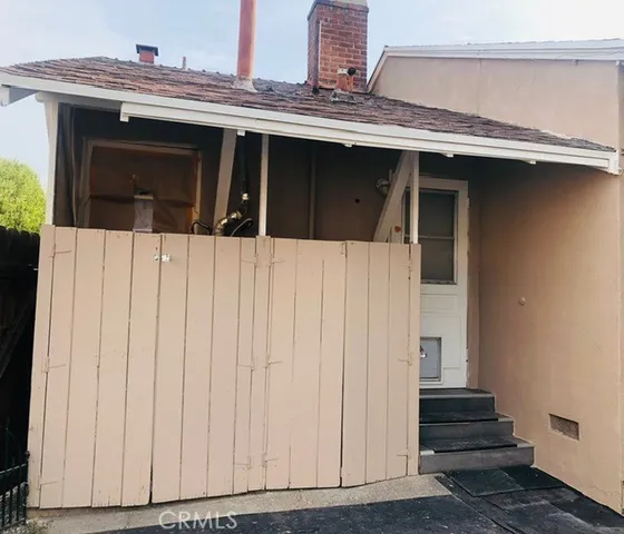 a view of a house with entryway