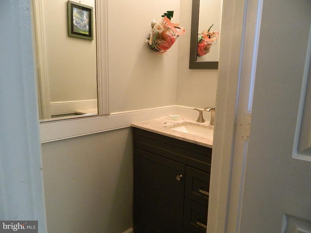 132 West Strasburg Road Front Royal, VA 22630 - Photo 13 of 39 Entry Half Bath