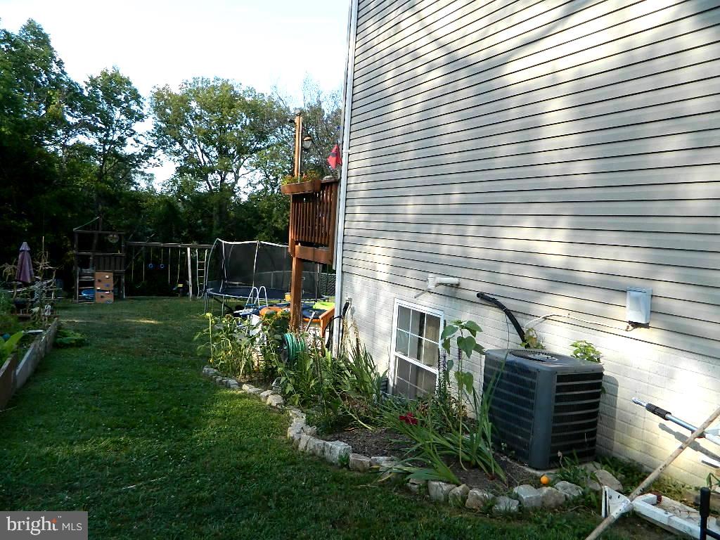 132 West Strasburg Road Front Royal, VA 22630 - Photo 10 of 39 HVAC and Side Yard