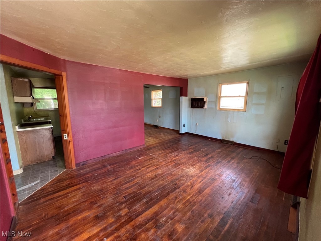 430 McCartney Road Campbell, OH 44405 - Photo 3 of 18 Gallery Image 3