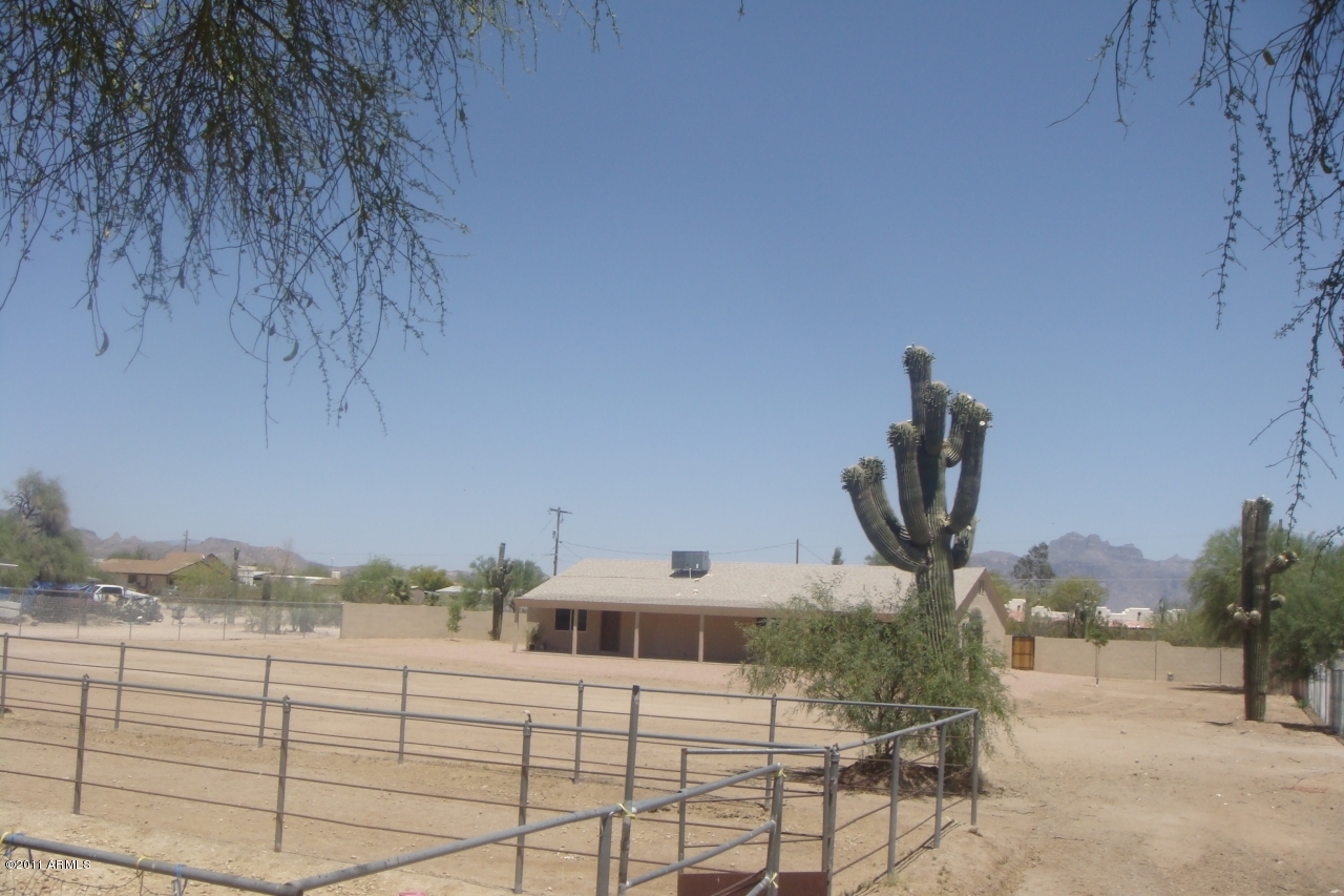 610 North Merrill Road Mesa, AZ 85207 - Photo 26 of 31 Pens looking toward back of home