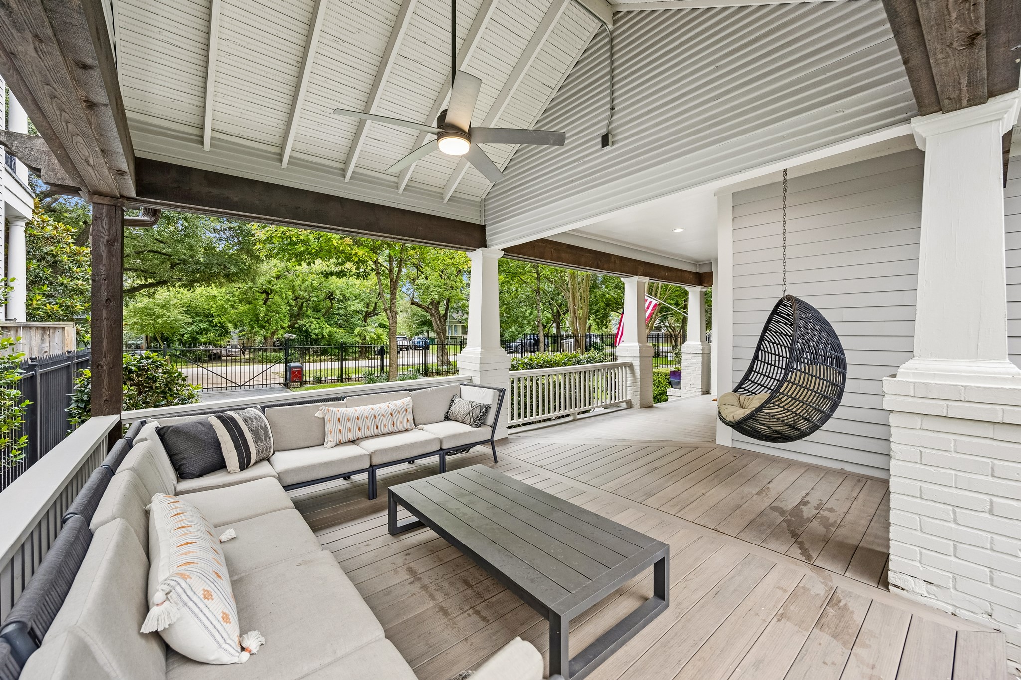 335 West 23rd Street Houston, TX 77008 - Photo 37 of 40 a outdoor living space with furniture and garden view