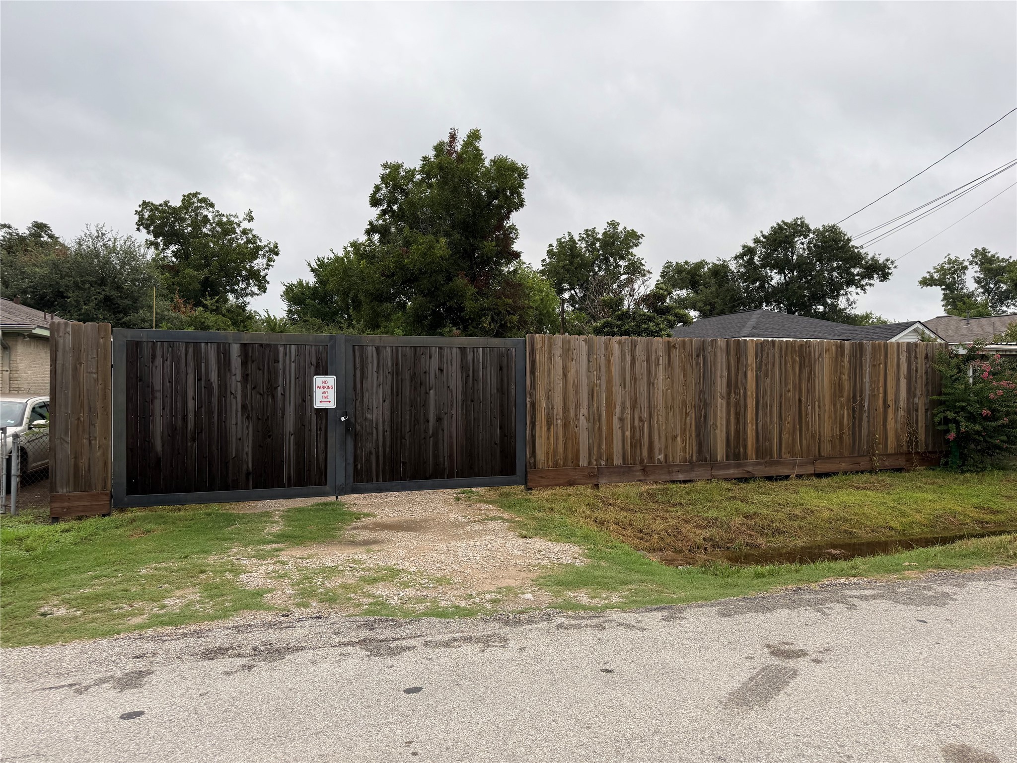 4217 East Toliver Street Houston, TX 77016 - Photo 3 of 6 a garden with wooden fence