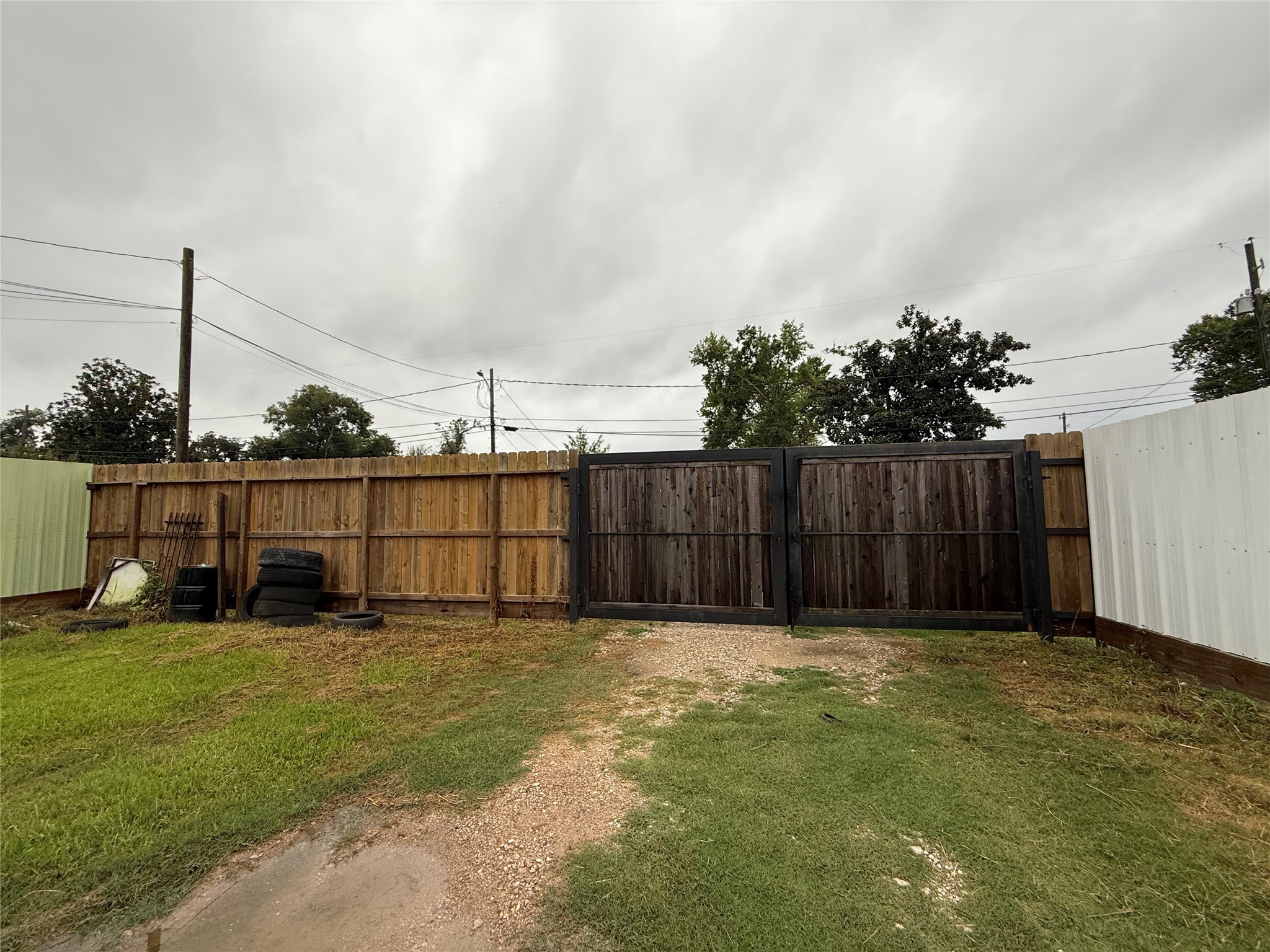 4217 East Toliver Street Houston, TX 77016 - Photo 4 of 6 a view of a backyard