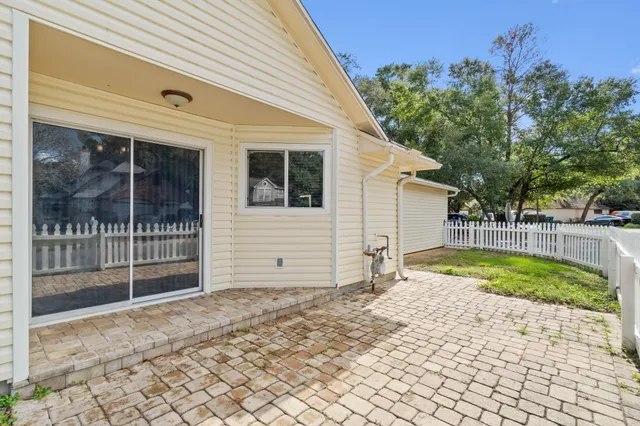 a view of backyard of the house