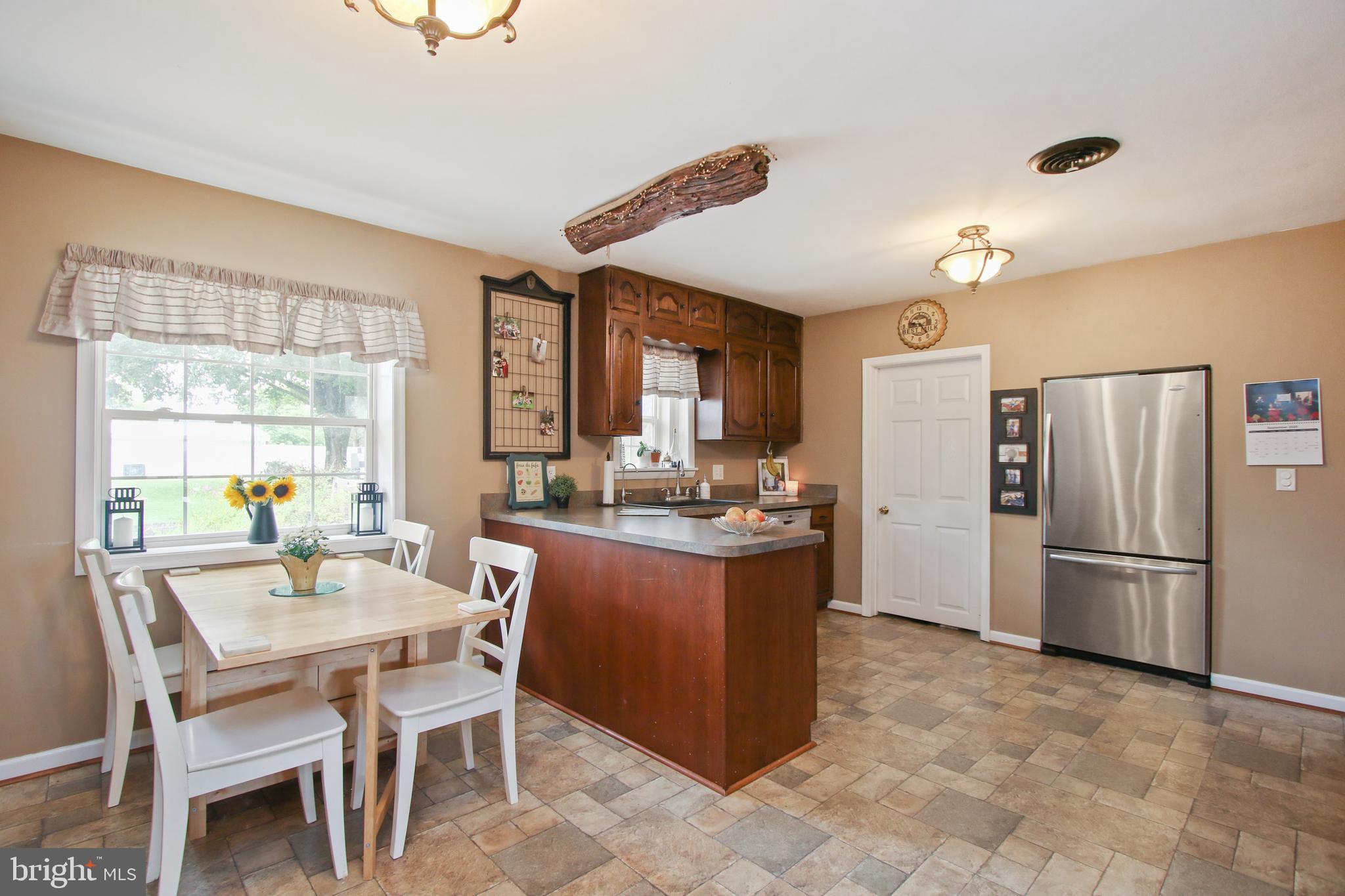 2820 Old Washington Road Westminster, MD 21157 - Photo 15 of 38 Kitchen with eat-in area