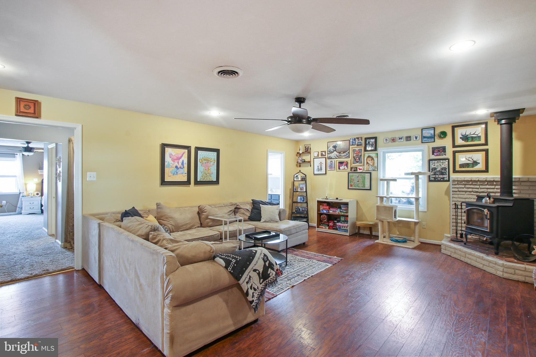 2820 Old Washington Road Westminster, MD 21157 - Photo 10 of 38 Living room