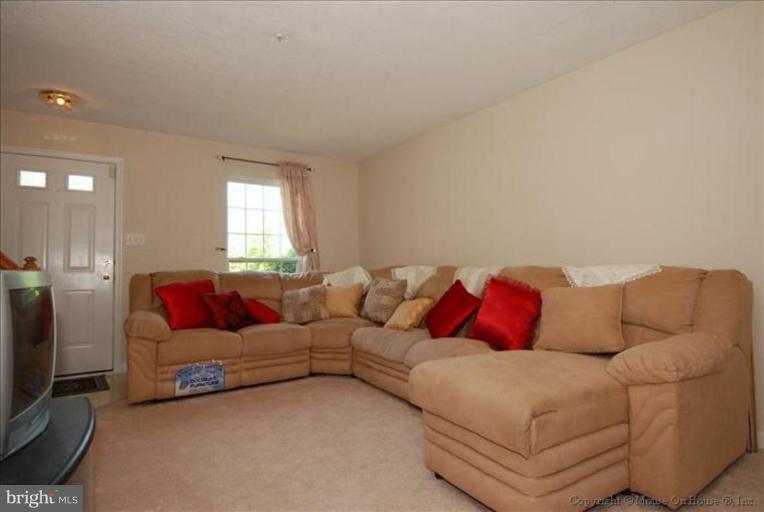 8317 Spadderdock Way Laurel, MD 20724 - Photo 14 of 25 Living Room