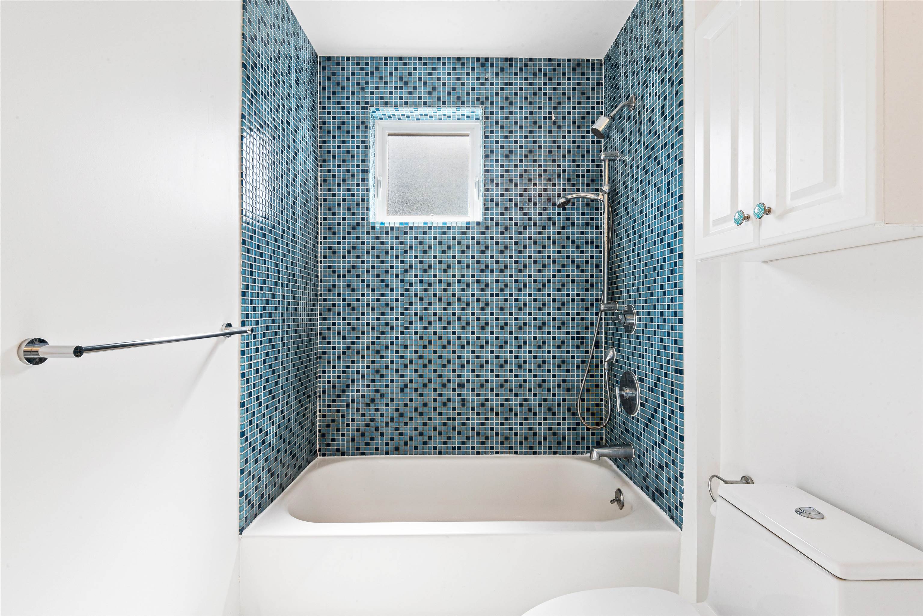 102 Colgate Street, Unit 302 Jersey City, NJ 07302 - Photo 13 of 21 a bathroom with a bathtub