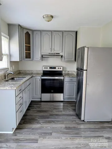 $1,700 | 216 Lakeside Avenue, Davidson, NC 28036