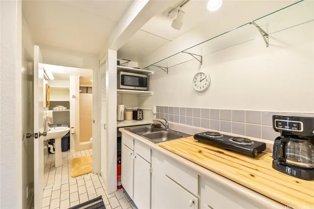 $2,675,000 | 5926 Kalanianaʻole Highway, Honolulu, HI 96821